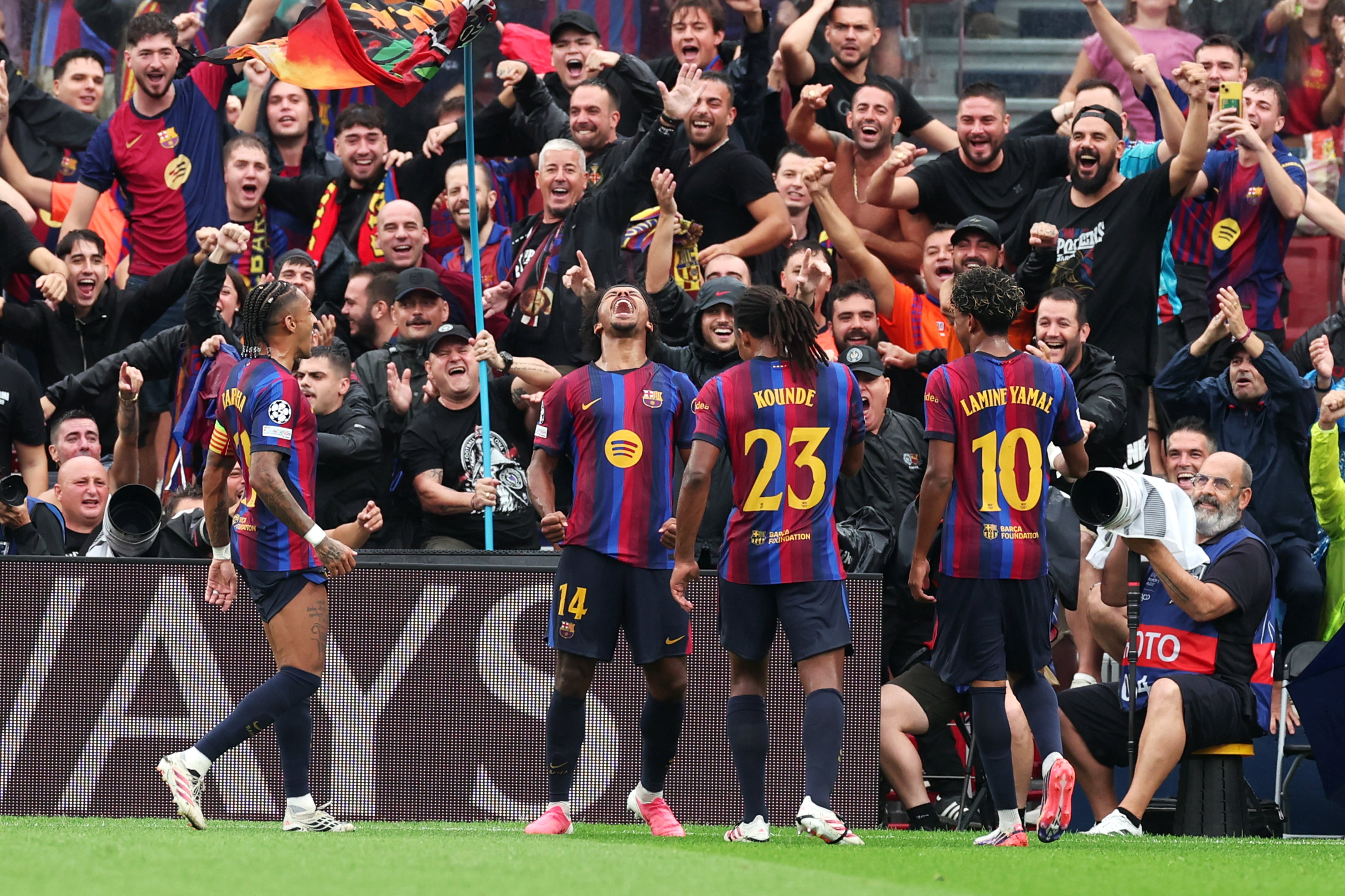 Karim Adeyemi celebra con el FC Barcelona el 2-0 vs. Feyenoord en Champions League