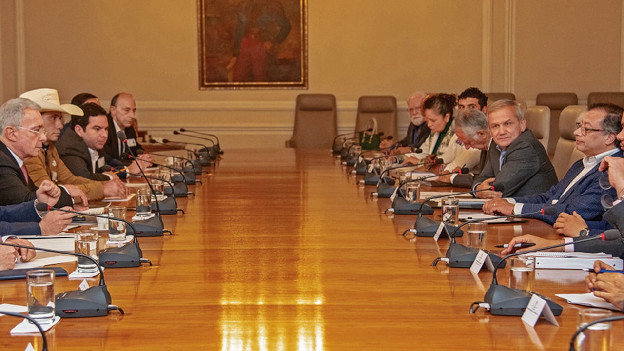 El proyecto de reforma a la salud sigue estancado y más después de la reunión entre Álvaro Uribe y representantes del Centro Democrático y el presidente Petro.