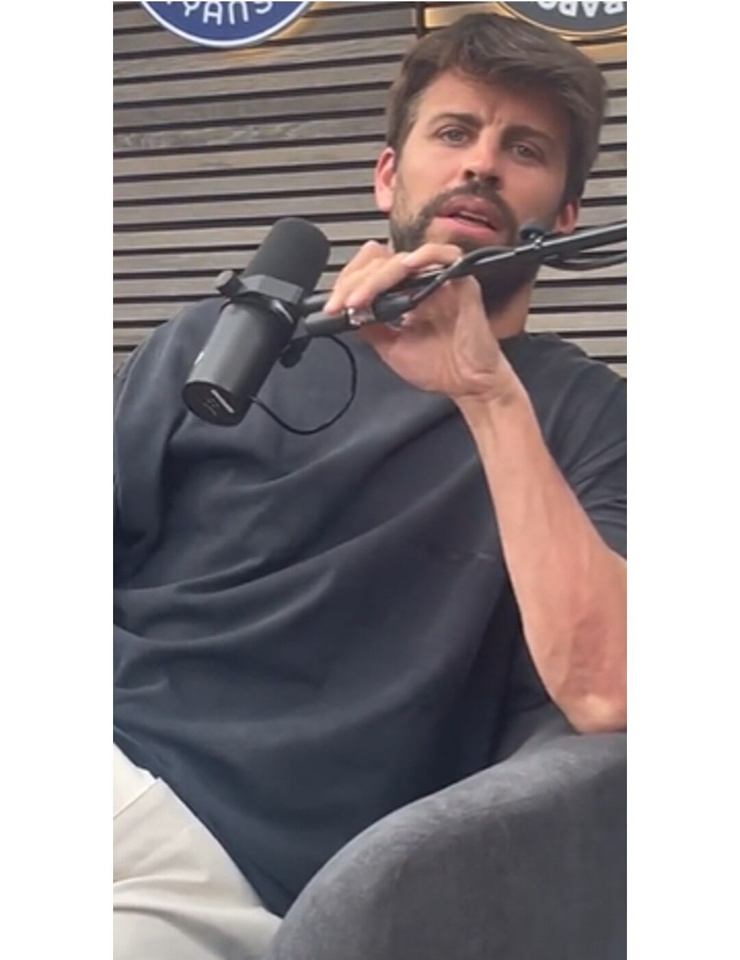 Las declaraciones del exfutbolista han generado controversia en redes sociales.