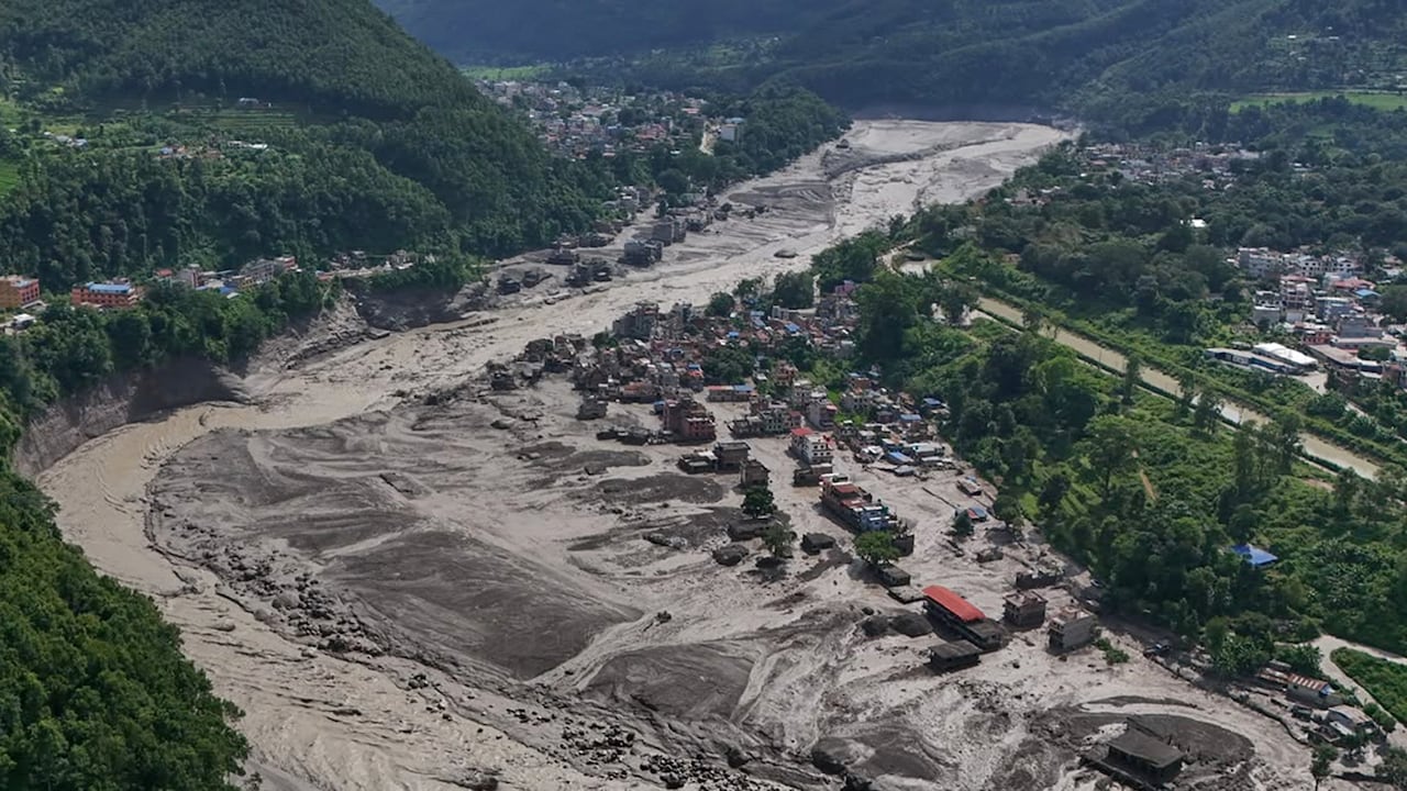 La inundación azotó la región el miércoles por la mañana, devastando Timure y Syabrubesi en Rasuwa, donde viven alrededor de 50.000 personas, antes de descender rápidamente por el río a través de Nuwakot hacia Dhading.