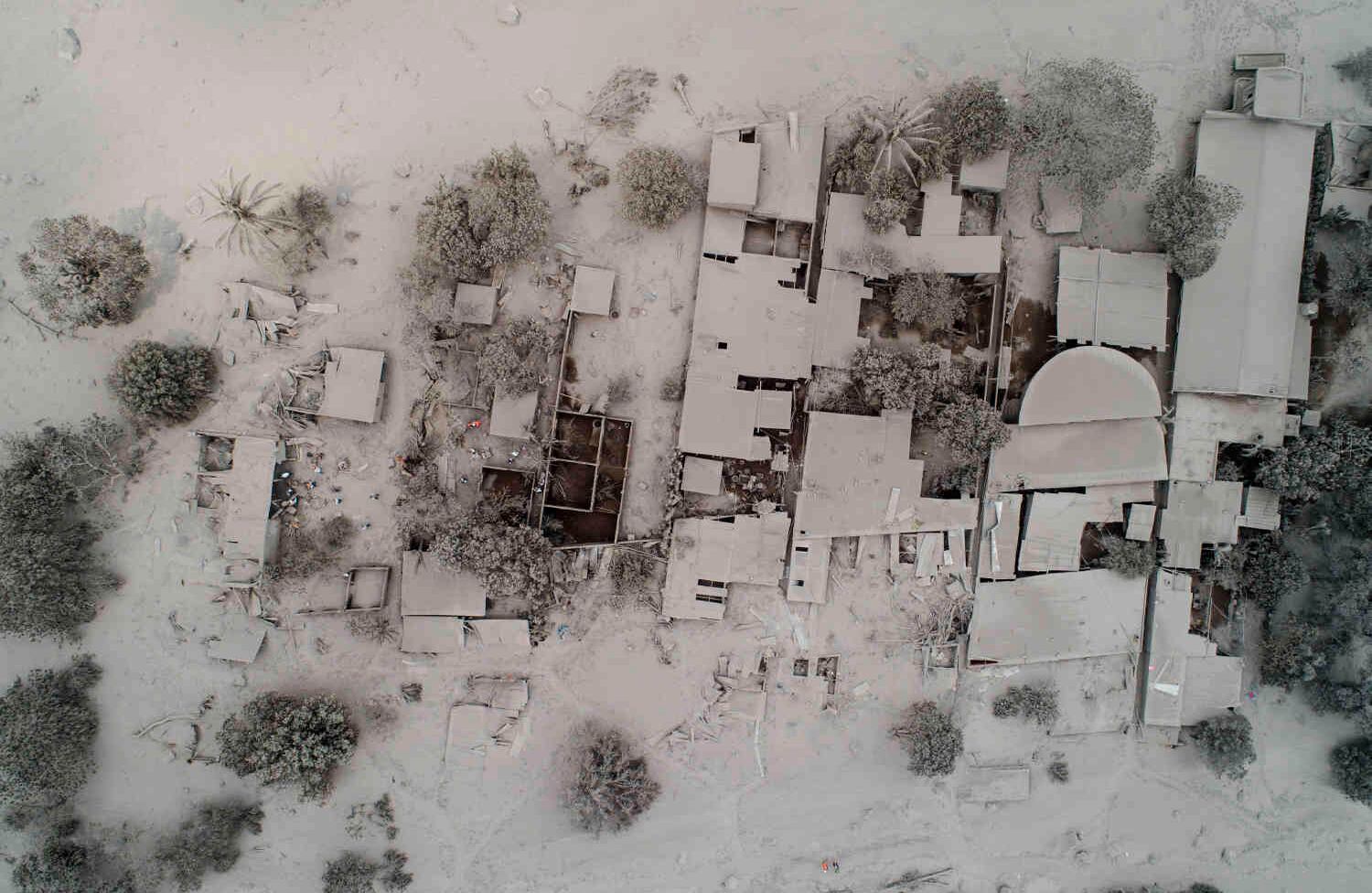 Guatemala bajo el volcán: Una foto tomada desde el aire evidencia los estragos de la erupción del volcán de Fuego en Guatemala. La avalancha sepultó pueblos enteros y acabó con la vida de un centenar de personas. Rodrigo Abd / AP 