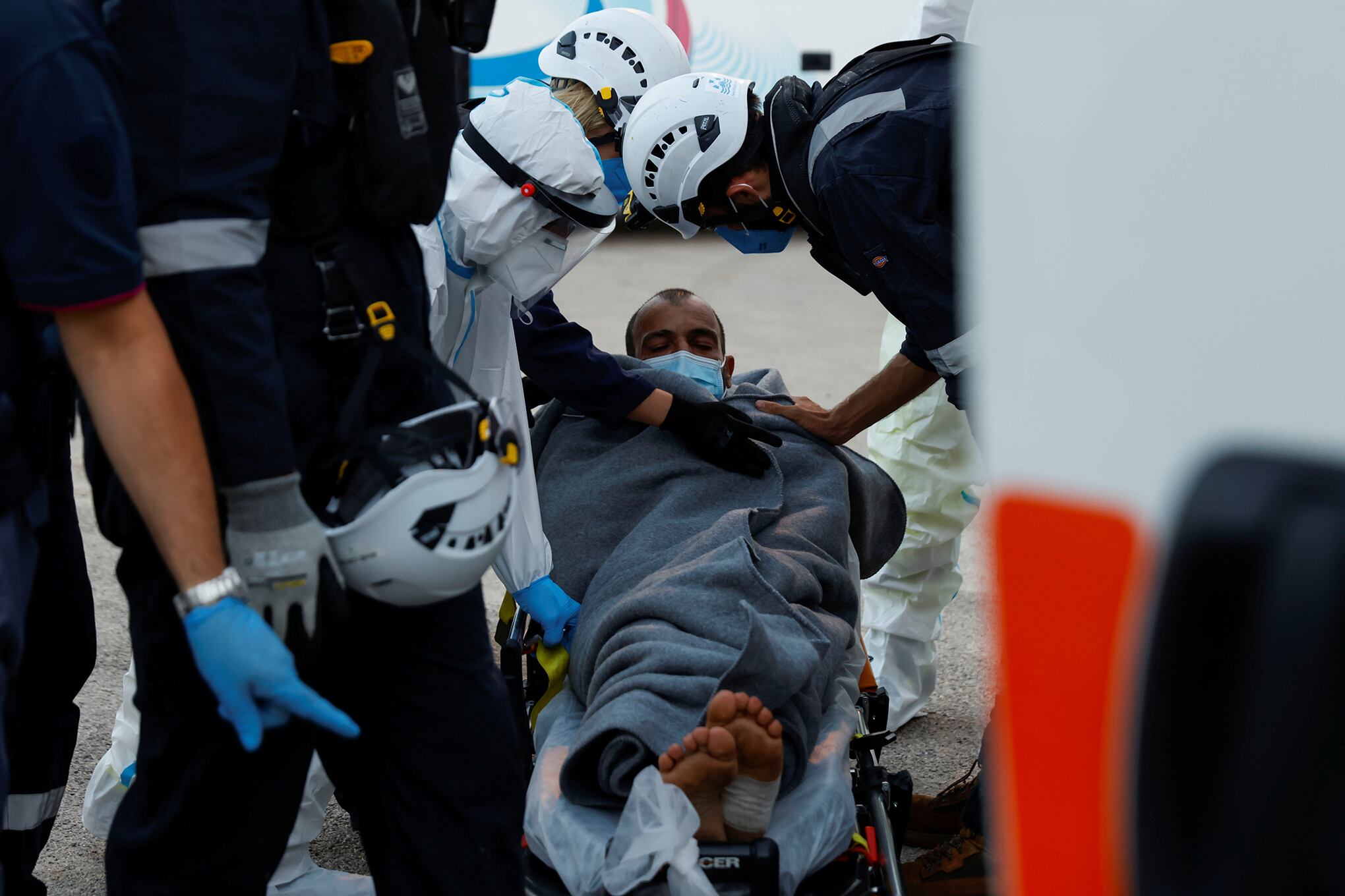 Último grupo de migrantes rescatados desembarque de la nave de rescate migrante Wee-Watch 3 en Sicilia