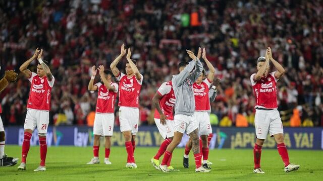 Santa Fe saluda a su público tras la victoria ante Once Caldas por la fecha 4 de los cuadrangulares.