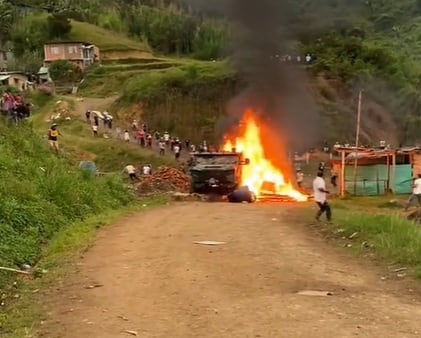 "Nos van a matar, para que informe jefe por allá, porque son muchos campesinos que nos están atacando", relató un policía que fue enviado a El Plateado para apoyar a los militares que adelantan la operación Perseo.