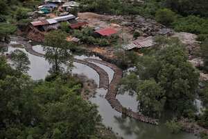 OPERATIVO DE LA POLICIA NACIONAL PARA MITIGAR EL TRAFICO DE MADERA EN BUENAVENTURA