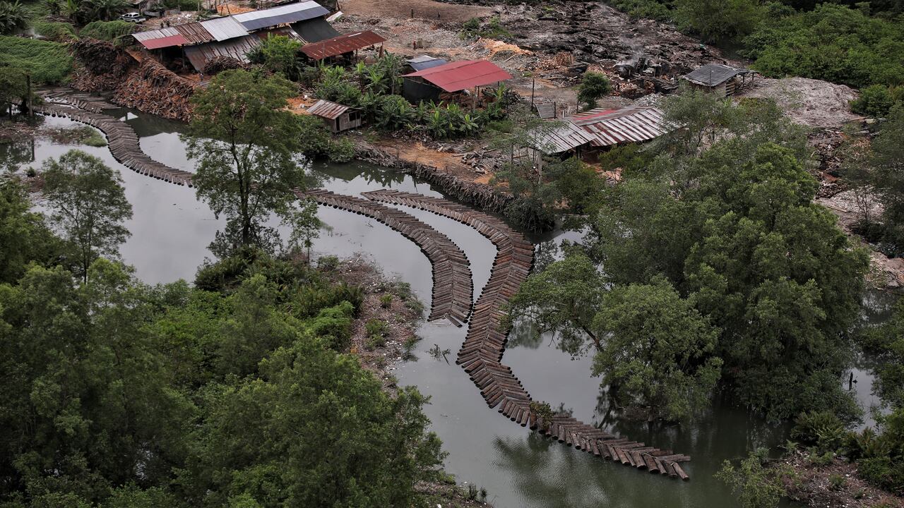 FOTO: ESTEBAN VEGA LA-ROTTA
OPERATIVO DE LA POLICIA NACIONAL PARA MITIGAR EL TRAFICO DE MADERA EN BUENAVENTURA
MADERA ILEGAL
DEFORESTACION
OPERACION ALIANZA PACÍFICO
REVISTA SEMANA
25 DE MAYO 2022