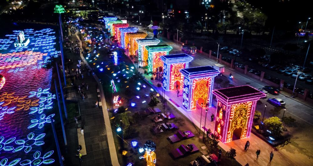 Ocho portones de los alumbrados de Medellín colapsaron y dejan diez personas heridas.