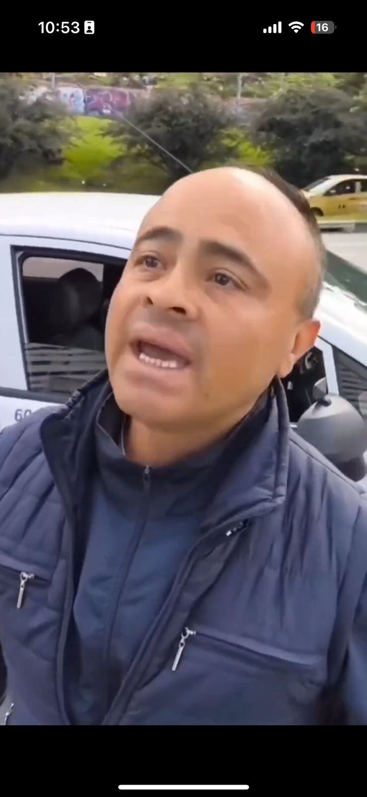 Los sujetos se tranzaron en una discusión por una supuesta maniobra del ciclista; el instructor de enseñanza no tuvo reparo en bajarse del carro y dar un mal ejemplo.