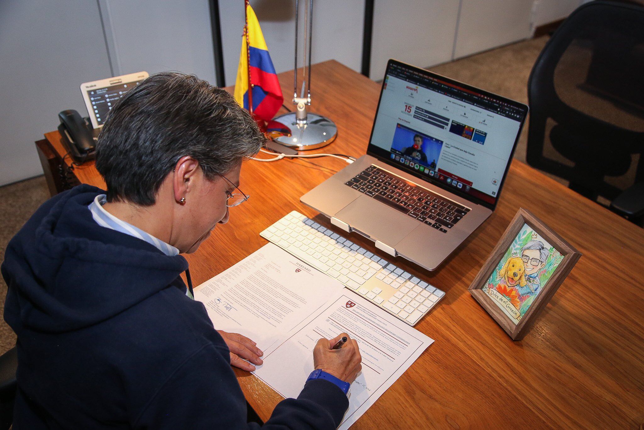 La alcaldesa de Bogotá, Claudia López, fue becada para estudiar en Harvard.