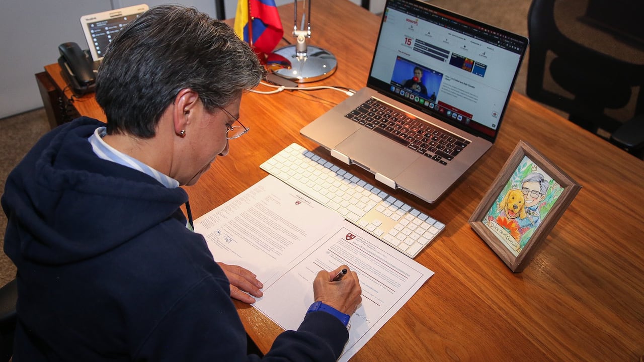 La alcaldesa de Bogotá, Claudia López, fue becada para estudiar en Harvard.