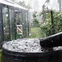 Lluvia cayendo en el deposito de recolección.