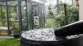 Lluvia cayendo en el deposito de recolección.