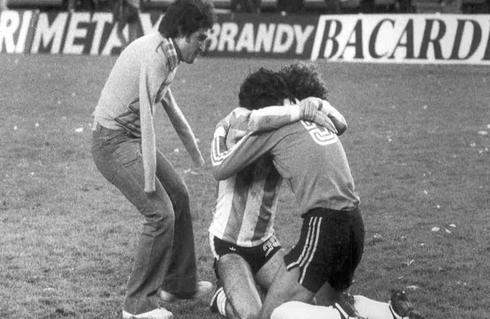 Foto de Ricardo Alfieri tomada en la final del Mundial de 1978. Los protagonistas son Ubaldo Matildo Fillol, arquero de la selección de Argentina, junto a Alberto Tarantini y a Víctor Dell'Aquila, un ferviente hincha sin brazos que saltó a la cancha para celebrar el triunfo del equipo dirigido por César Luis Menotti.