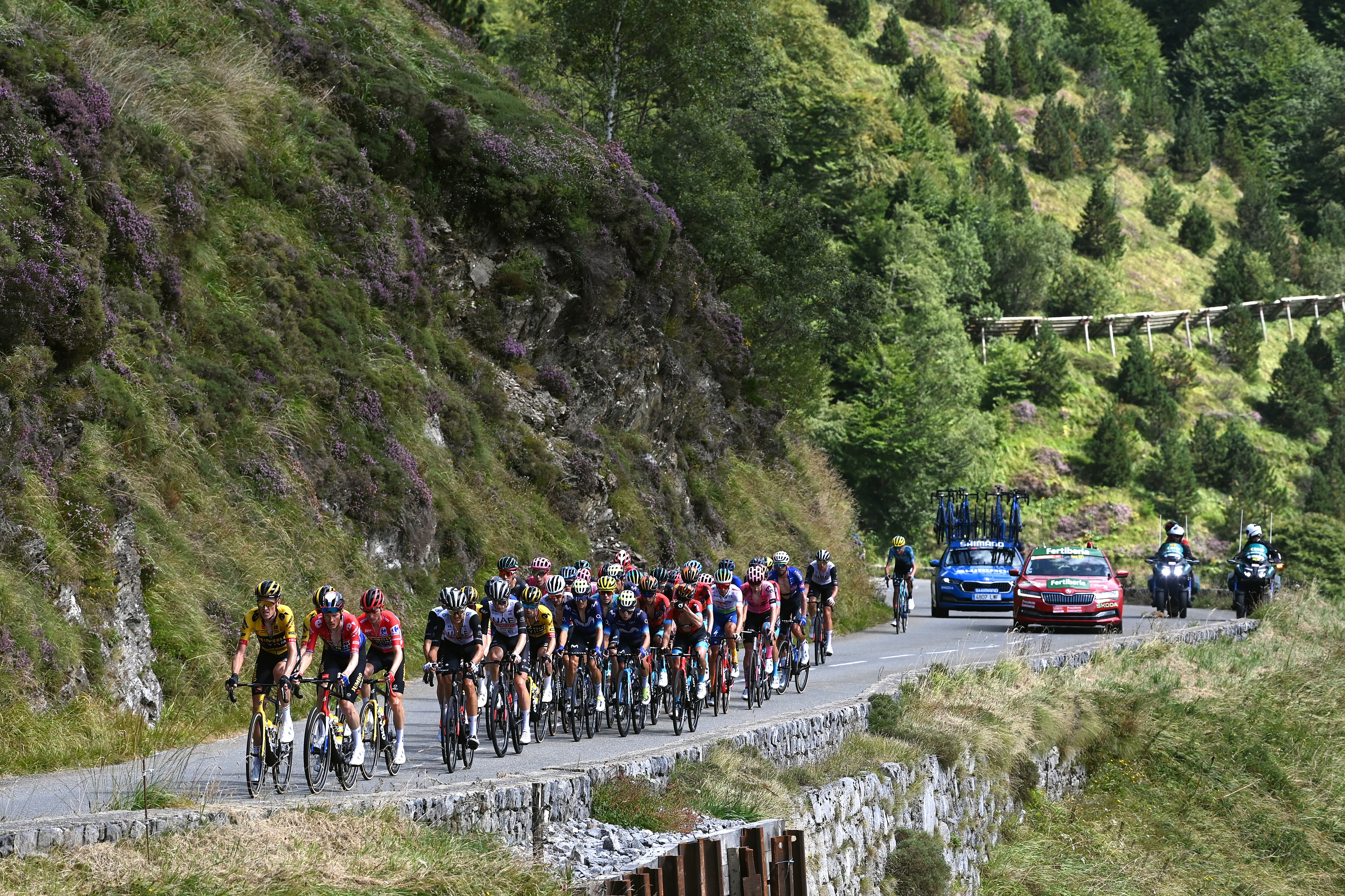 COL DU TOURMALET, FRANCIA - 08 DE SEPTIEMBRE: Una vista general del pelotón subiendo al Col d'Aubisque (1.709 m) durante la 78.ª Vuelta a España 2023, una etapa de 134,7 km desde Formigal. Huesca la Magia al Col du Tourmalet 2115m / #UCIWT / el 08 de septiembre de 2023 en Col du Tourmalet, Francia. (Foto de Tim de Waele/Getty Images)