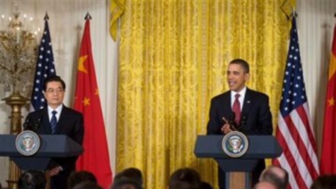 El presidente de los EE.UU. Barack Obama (d) y el presidente chino Hu Jintao (2-d) durante la rueda de prensa conjunta en la Casa Blanca en Washington D.C., EE.UU.
