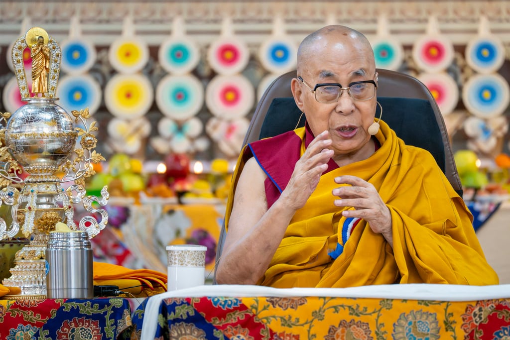 El líder espiritual tibetano, el Dalai Lama, habla en un evento que celebra su 90.º cumpleaños según el calendario tibetano en Dharamshala, India, el lunes 30 de junio de 2025, antes de su cumpleaños según el calendario gregoriano, el 6 de julio. (Foto AP/Ashwini Bhatia)