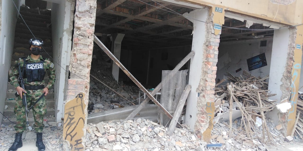 Militar vigilando casa en demolición