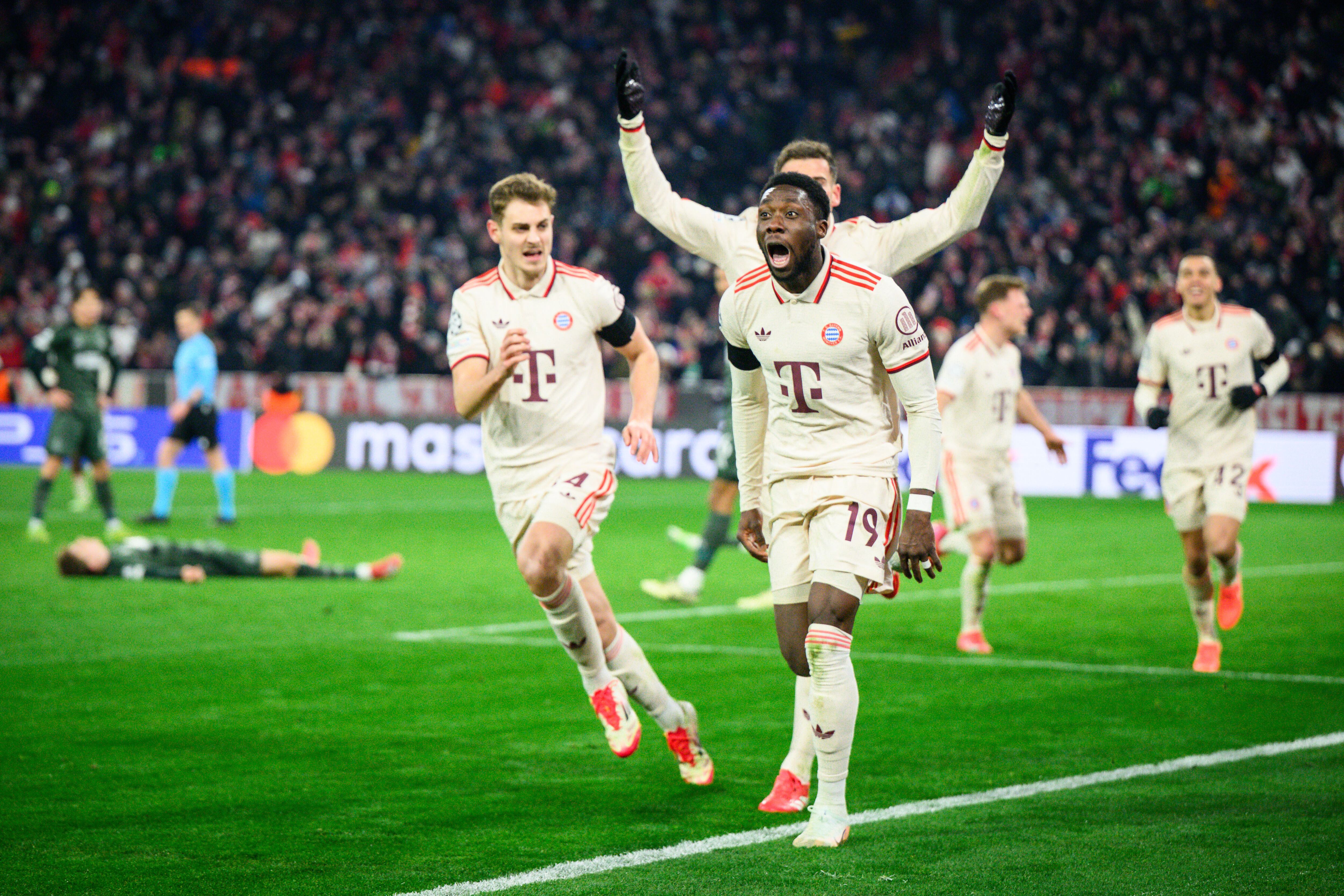 Alphonso Davies salvó al Bayern sobre la hora.