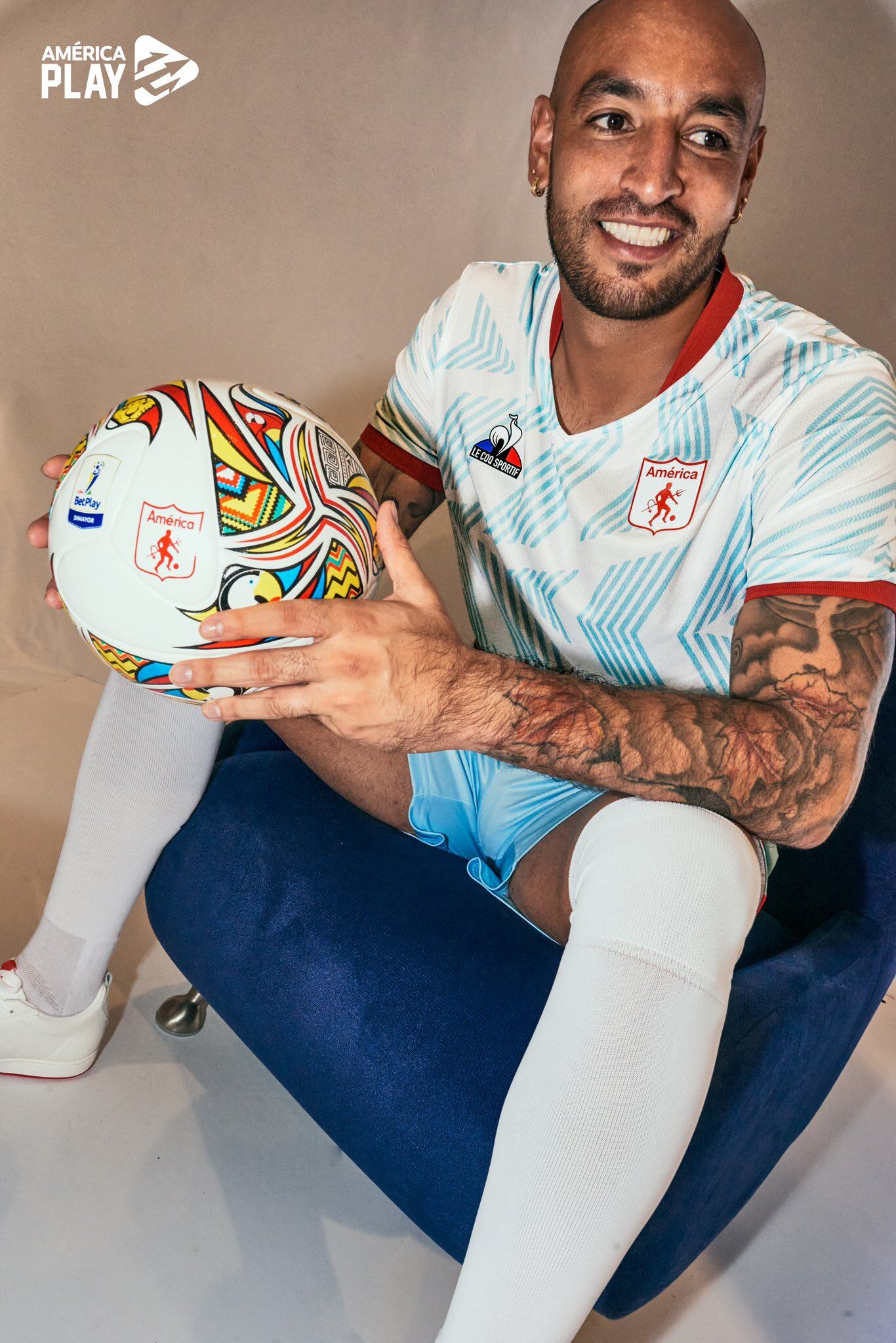 Diego Novoa posa la nueva indumentaria para arqueros