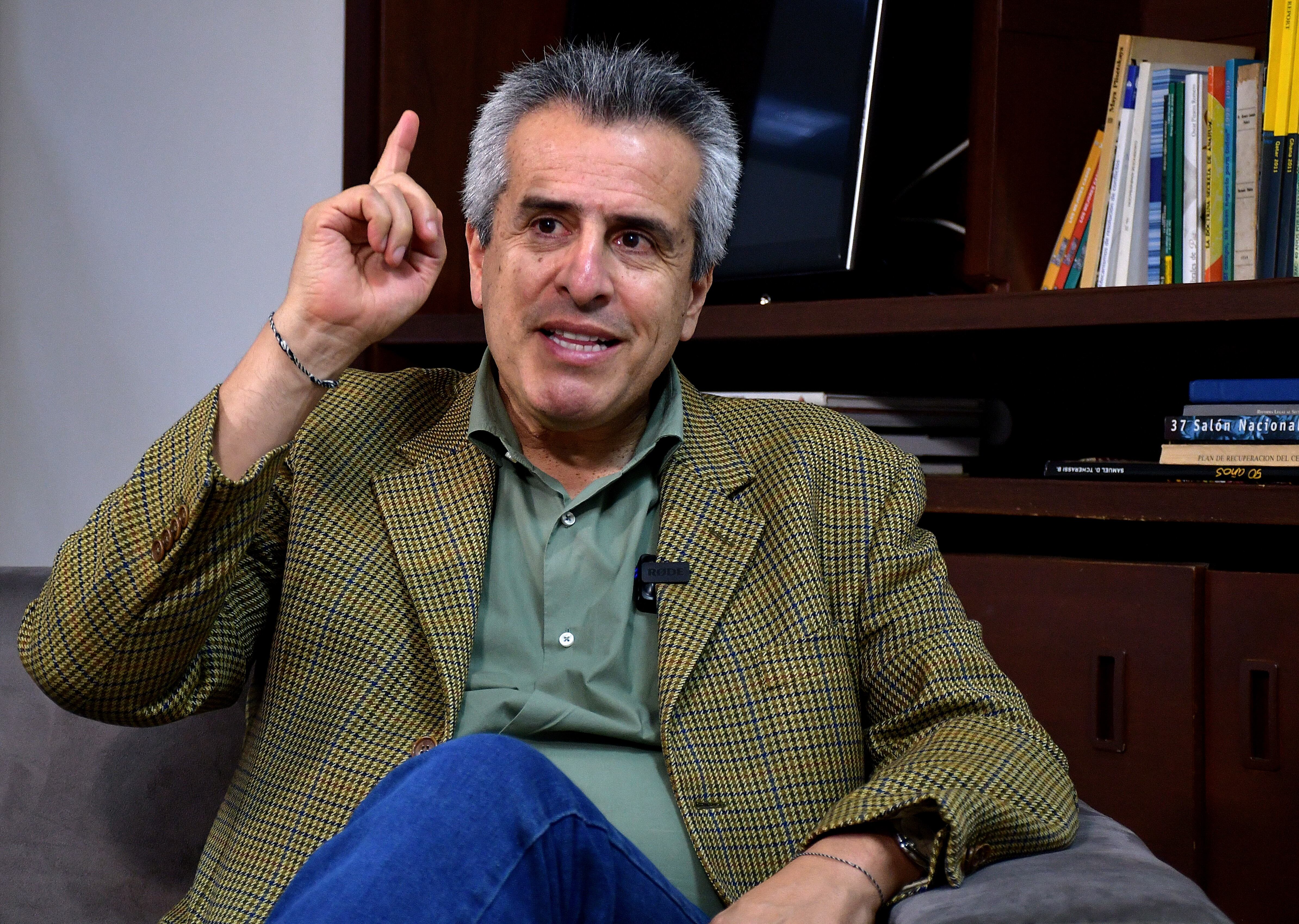 Nacido en Popayán (Cauca), es abogado de la Universidad del Cauca, con maestría en Gobierno y Administración Pública de la Universidad Internacional Menéndez Pelayo.