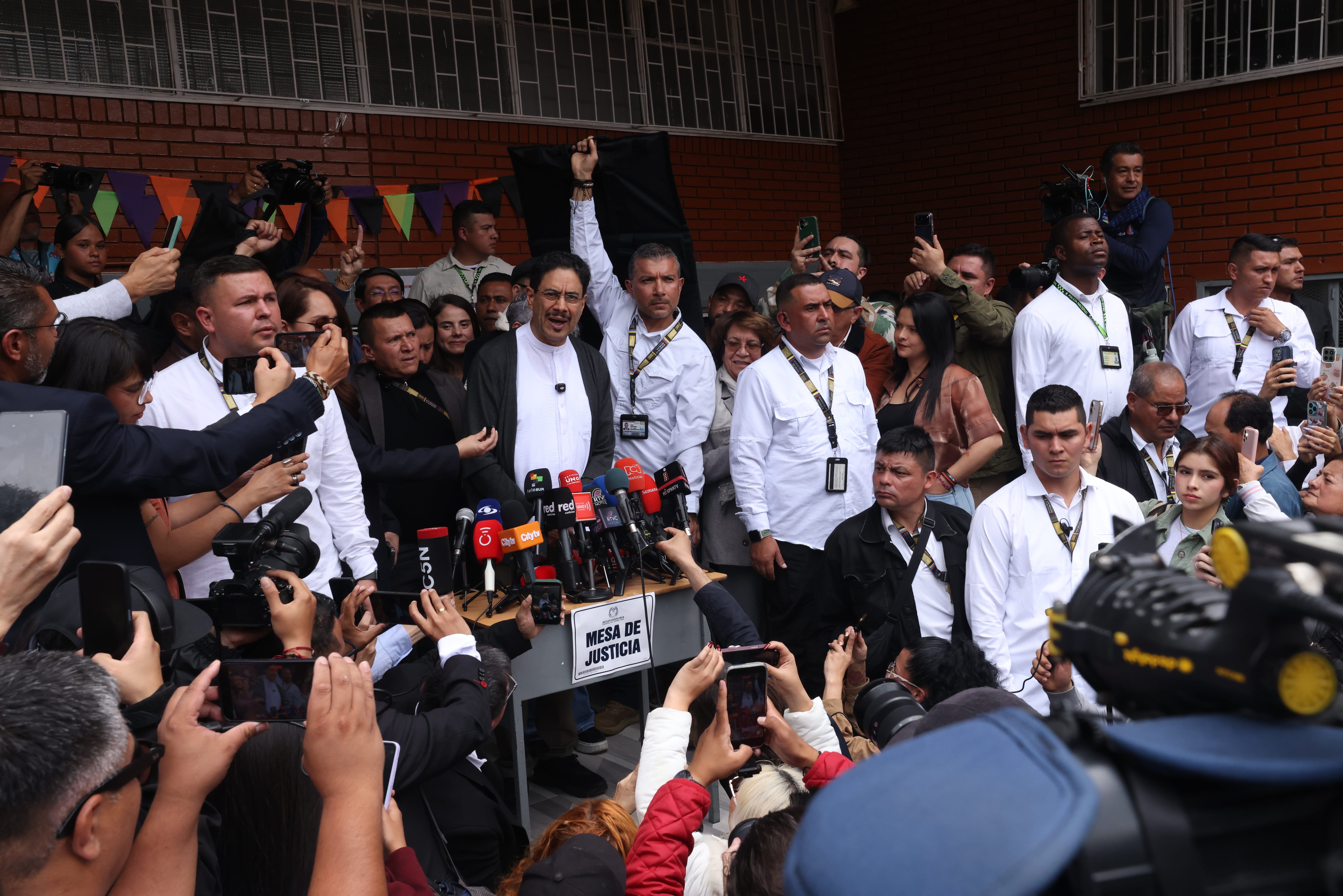 El candidato presidencial Iván Cepeda, rueda de prensa
