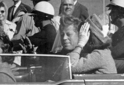 Esta foto del Presidente junto a su esposa Jacqueline fue tomada minutos antes de que  fuera herido mortalmente en Dallas. En el mismo vehículo iba el entonces gobernador de Texas John Connally