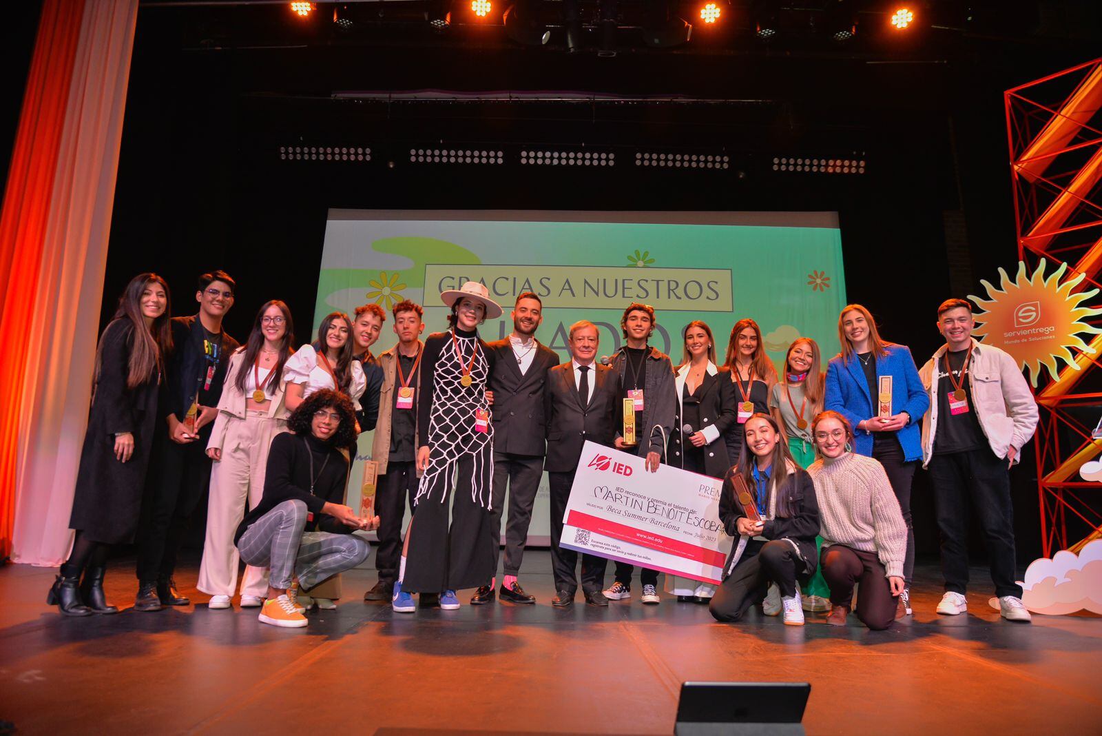 Para participar como estudiante, por el Premio Mario Hernández, es necesario  tener entre 18 y 28 años de edad, estar  estudiando o haberse graduado en el año 2023.