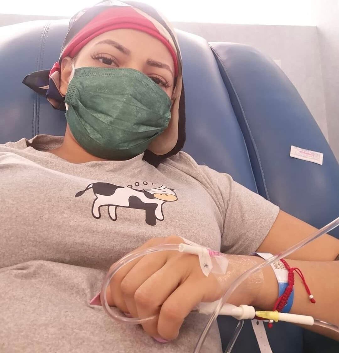 En la publicación añadió también fotos del tratamiento de quimioterapia, así como documentos médicos para confirmar cuál que se trata de una paciente con cáncer.