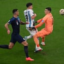 Copa Mundial, Argentina - Croacia, ronda final, semifinal, Estadio Lusail, el portero croata Dominik Livakovic ensucia al argentino Julian Alvarez.