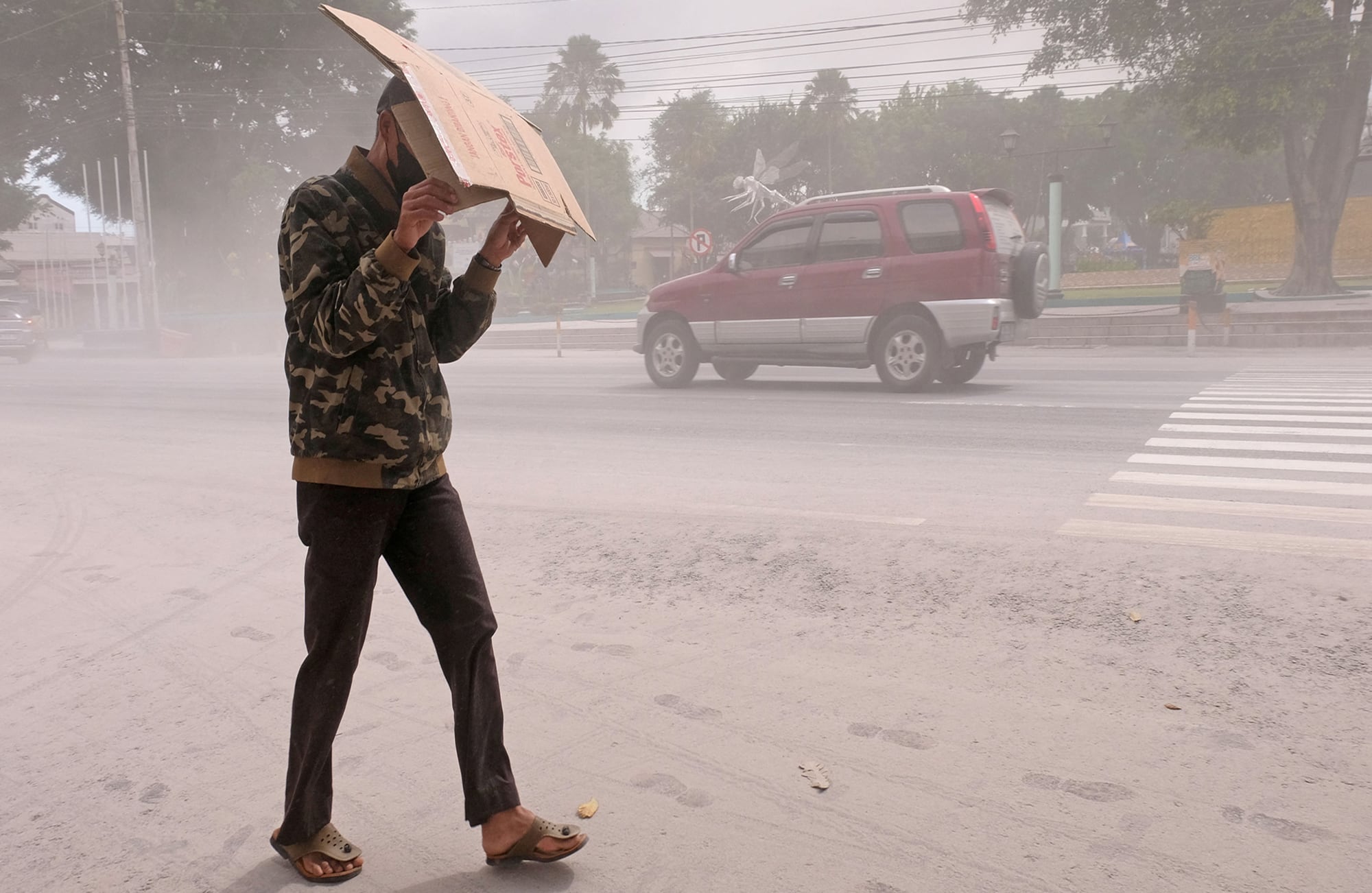 En imágenes: El monte Merapi de Indonesia entra en erupción