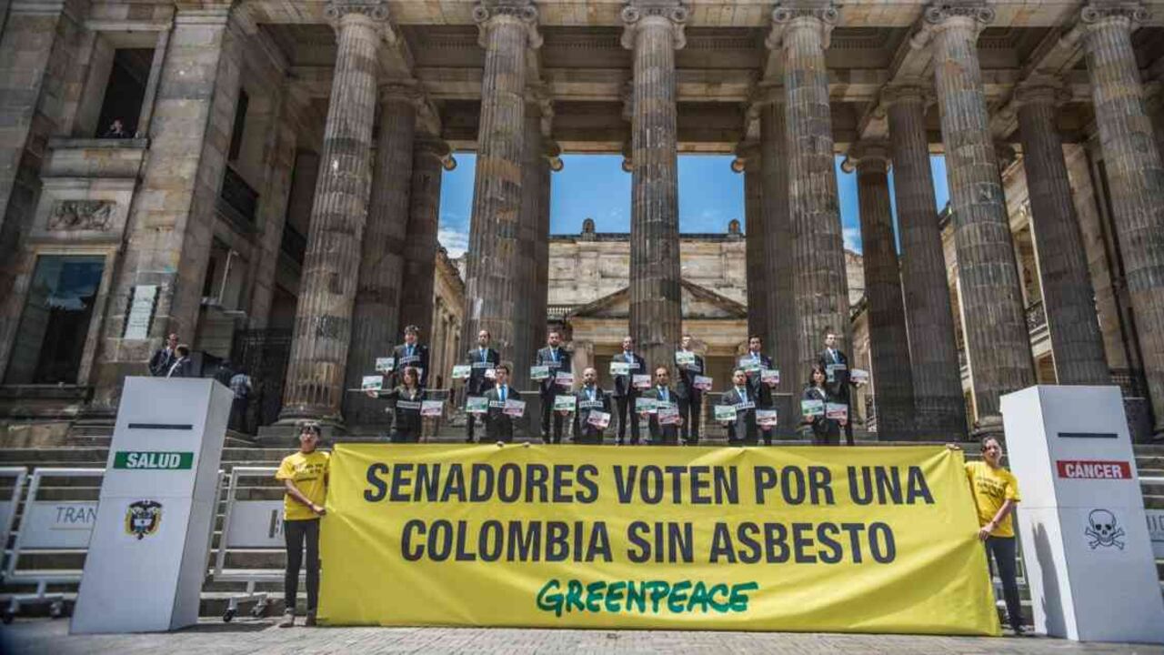 Protesta contra el asbesto realizada por Greenpeace frente al Congreso de la República en Bogotá. Foto: Greenpeace