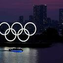 Los anillos olímpicos flotan en el agua al atardecer de Odaiba. Los Juegos Olímpicos de Tokio se pospusieron en marzo y ahora están programados para abrir el 23 de julio de 2021. Con 14 meses, ni el COI ni los organizadores locales han explicado cómo se pueden celebrar los juegos en medio de una pandemia con viajes mundiales restringidos. Foto: AP / Eugene Hoshiko.