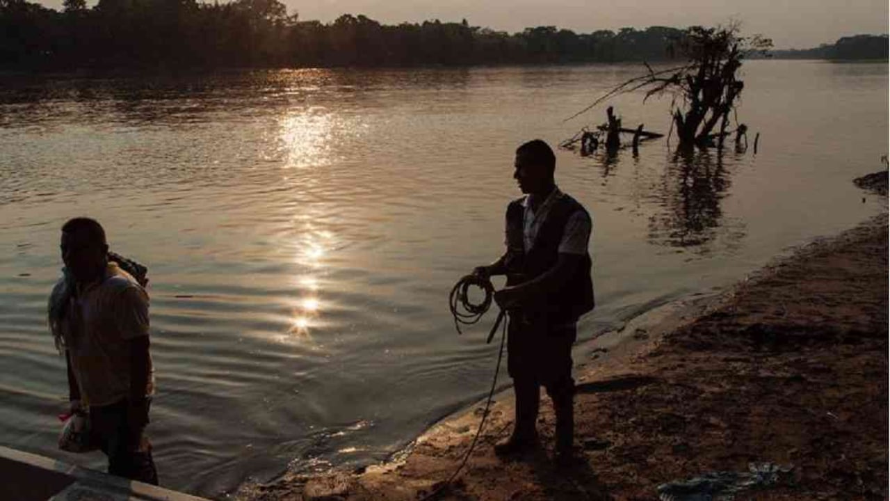 El río Putumayo ha sido testigo del conflicto armado y de las actividades extractivas, sobre todo petroleras, que se realizan en esta zona de la Amazonía. Foto: Mateo Barriga Salazar/Amazon Frontlines.