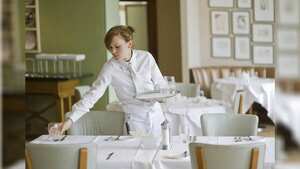 La respuesta de un jefe sobre el periodo de prueba desató el debate en redes (imagen referencia de mesera).