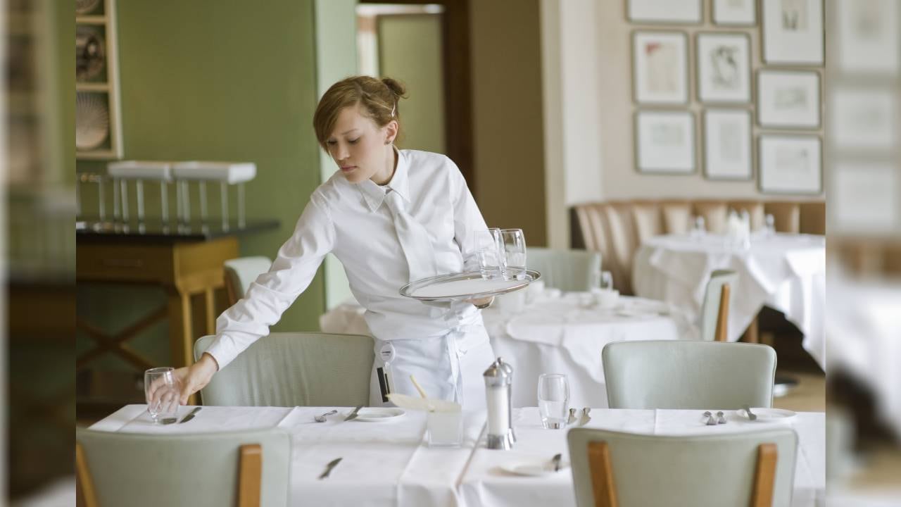La respuesta de un jefe sobre el periodo de prueba desató el debate en redes (imagen referencia de mesera).