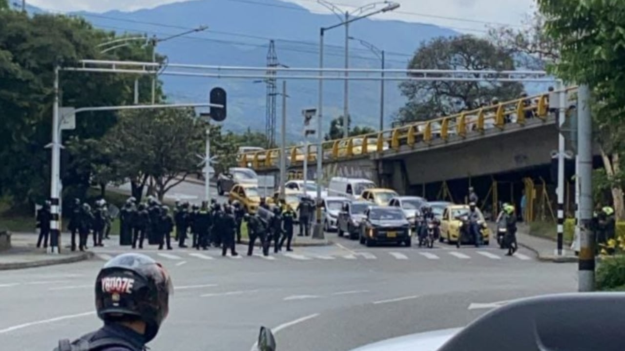 Unidades de la Policía Nacional llegaron a la Avenida Regional para tomar el control del orden público.