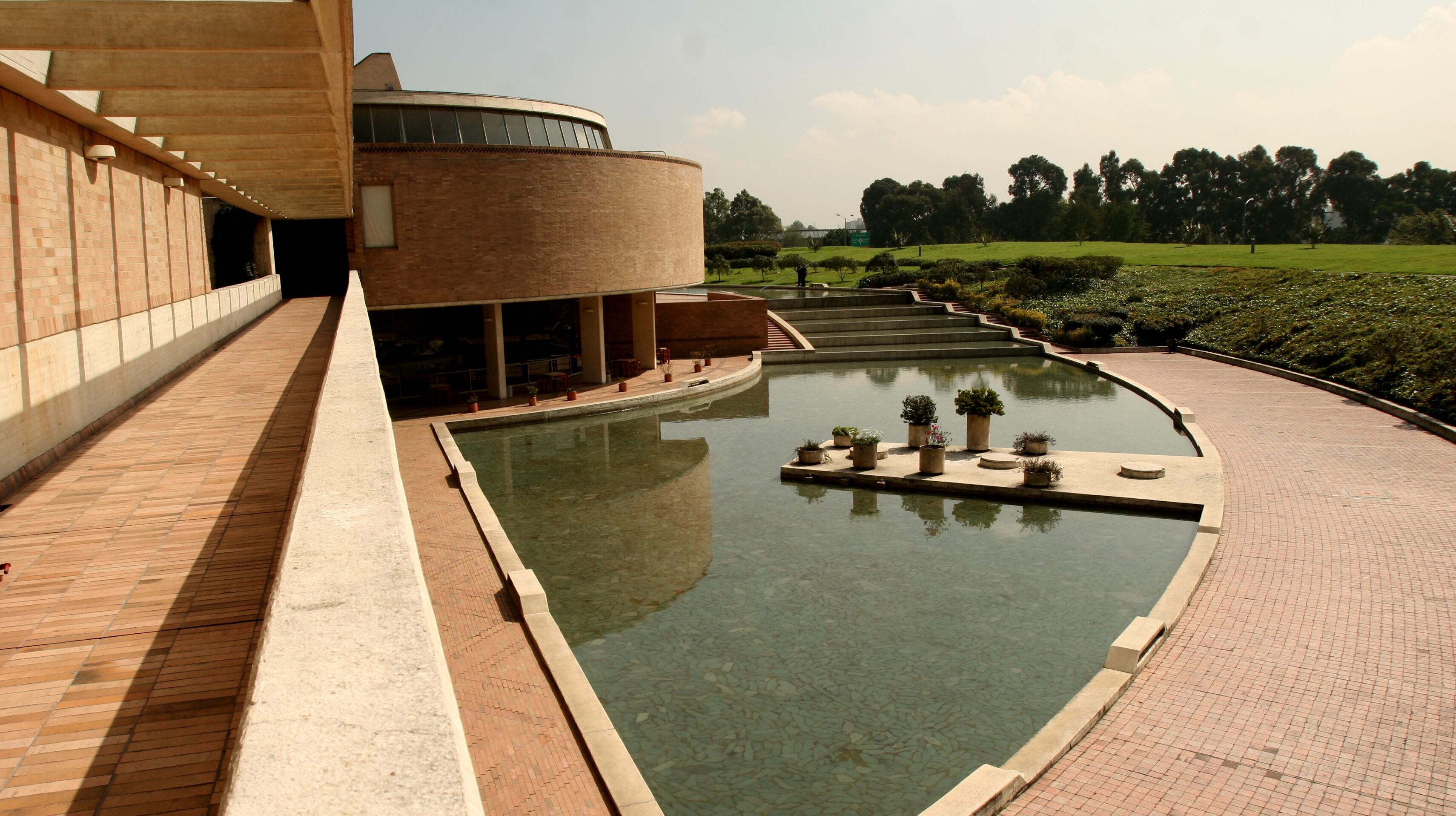 Rogelio Salmona nació en París en 1929, se formó en la Universidad Nacional de Colombia y se convirtió en uno de los arquitectos más influyentes de América Latina.