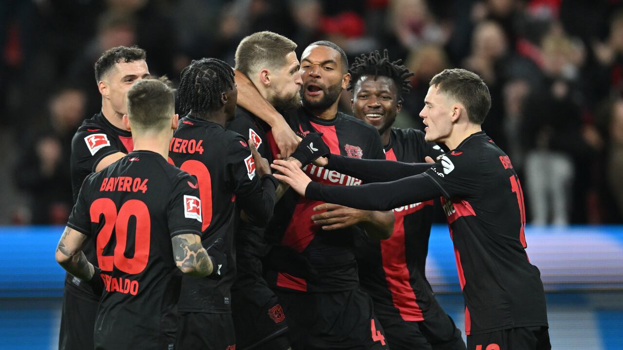 Bundesliga, Bayer Leverkusen - FSV Mainz 05, partido de la 23ª jornada en el BayArena, el goleador del Leverkusen Robert Andrich (centro) celebra el gol del 2:1 con Jonathan Tah (3º por la derecha) y otros compañeros de equipo. DFB Asociación Alemana de Fútbol, queda prohibido utilizar o hacer utilizar fotografías tomadas en el estadio y/o del partido en forma de imágenes secuenciales y/o series fotográficas tipo vídeo.