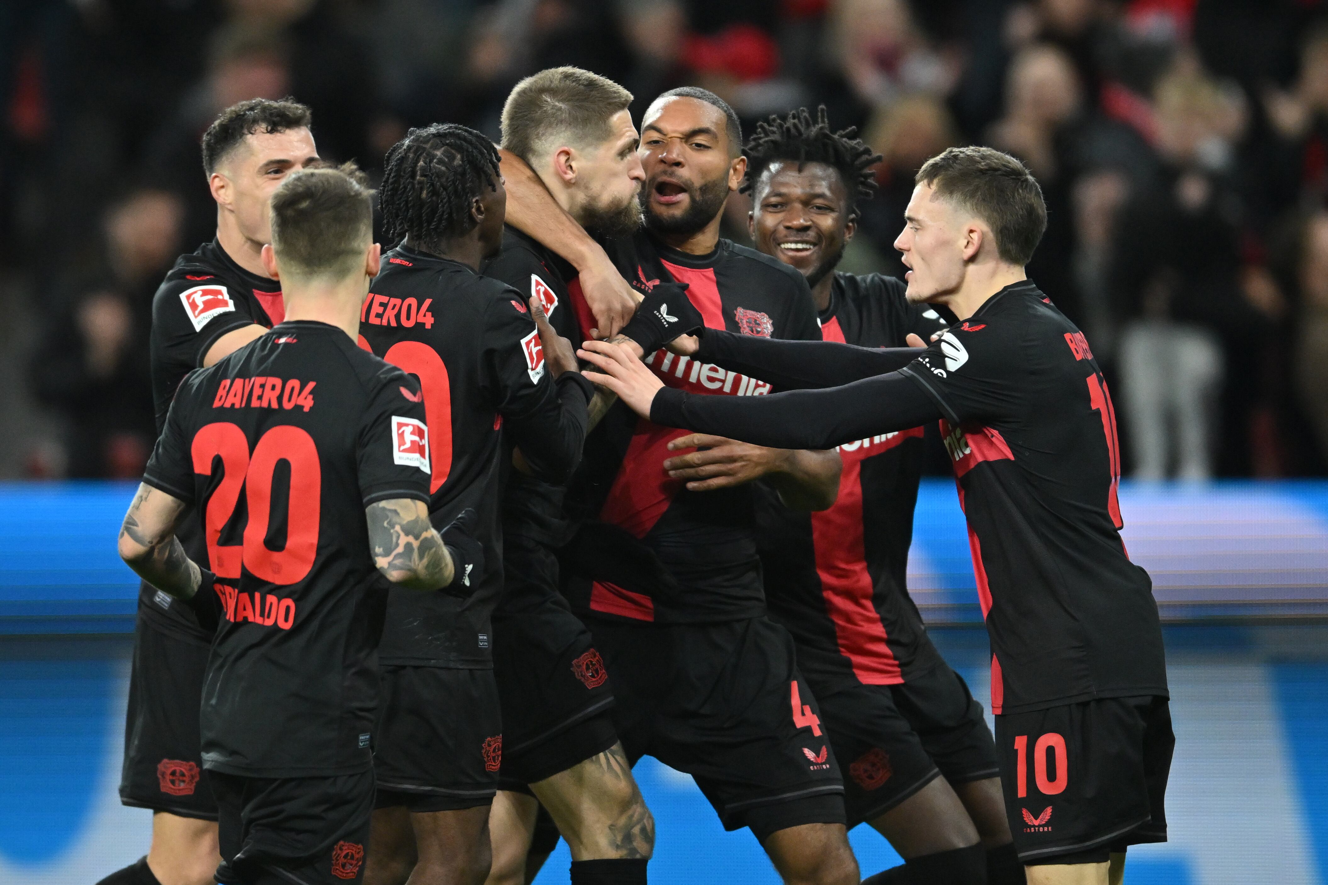 Bundesliga, Bayer Leverkusen - FSV Mainz 05, partido de la 23ª jornada en el BayArena, el goleador del Leverkusen Robert Andrich (centro) celebra el gol del 2:1 con Jonathan Tah (3º por la derecha) y otros compañeros de equipo. DFB Asociación Alemana de Fútbol, queda prohibido utilizar o hacer utilizar fotografías tomadas en el estadio y/o del partido en forma de imágenes secuenciales y/o series fotográficas tipo vídeo.