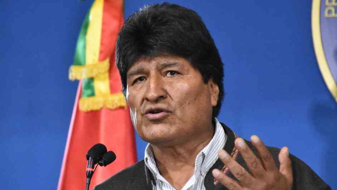 Evo Morales renunció a su puesto, debido a la presión de los militares y de varias marchas en su contra, y ahora está refugiado en Argentina.
