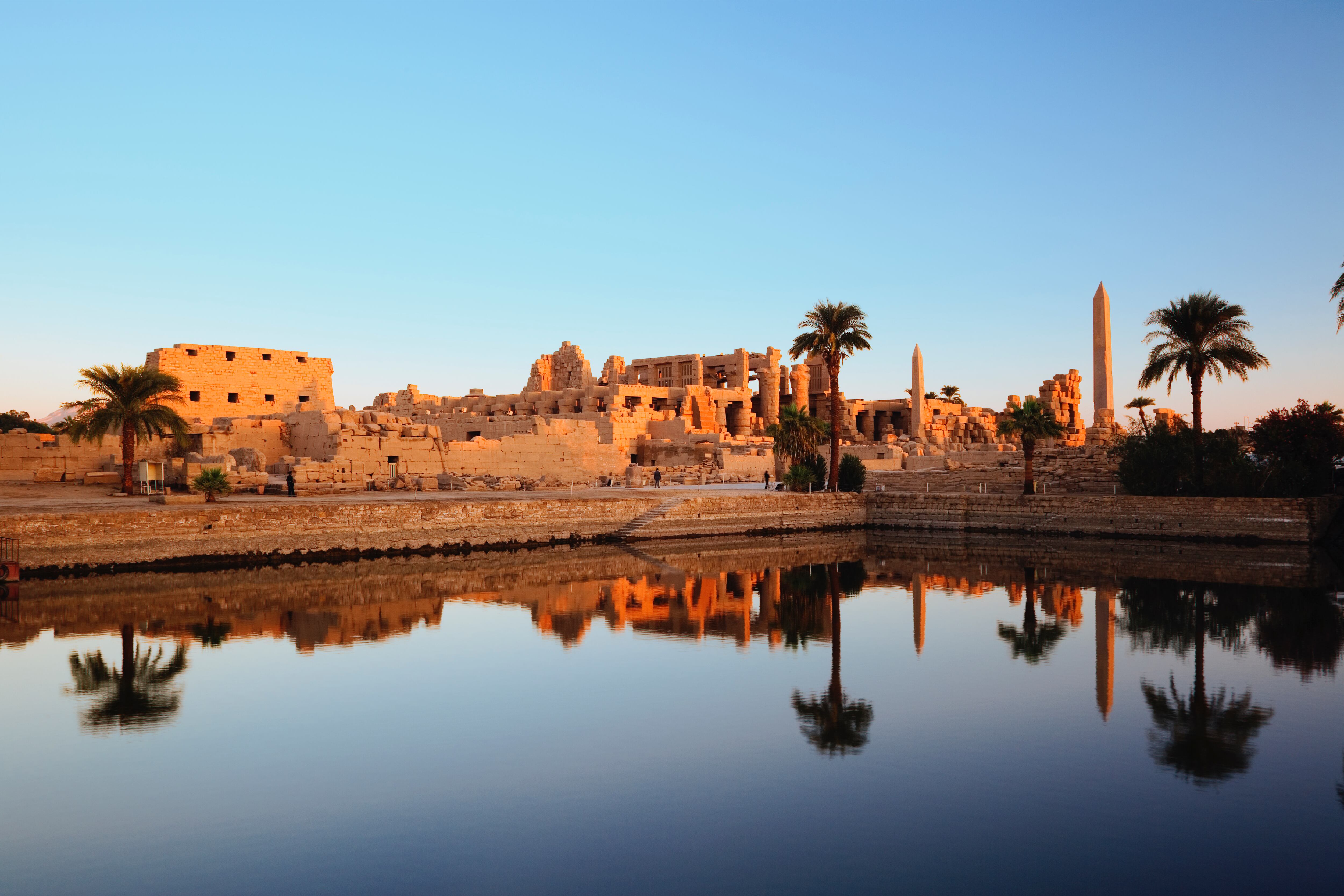 Egipto, Luxor, río Nilo, templo de Karnak reflejándose en el lago sagrado