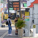 Cali: Economía. Nuevamente, el precio de la gasolina corriente se incrementó en 600 pesos, igual que el mes pasado, llegado en Cali a los casi 13 mil pesos por galón en ciertas estaciones. Todo esto dentro de las últimas declaraciones del presidente Gustavo Petro dice que no habrá cambios en política de importación de gasolina foto José L Guzmán. El País junio 4-23