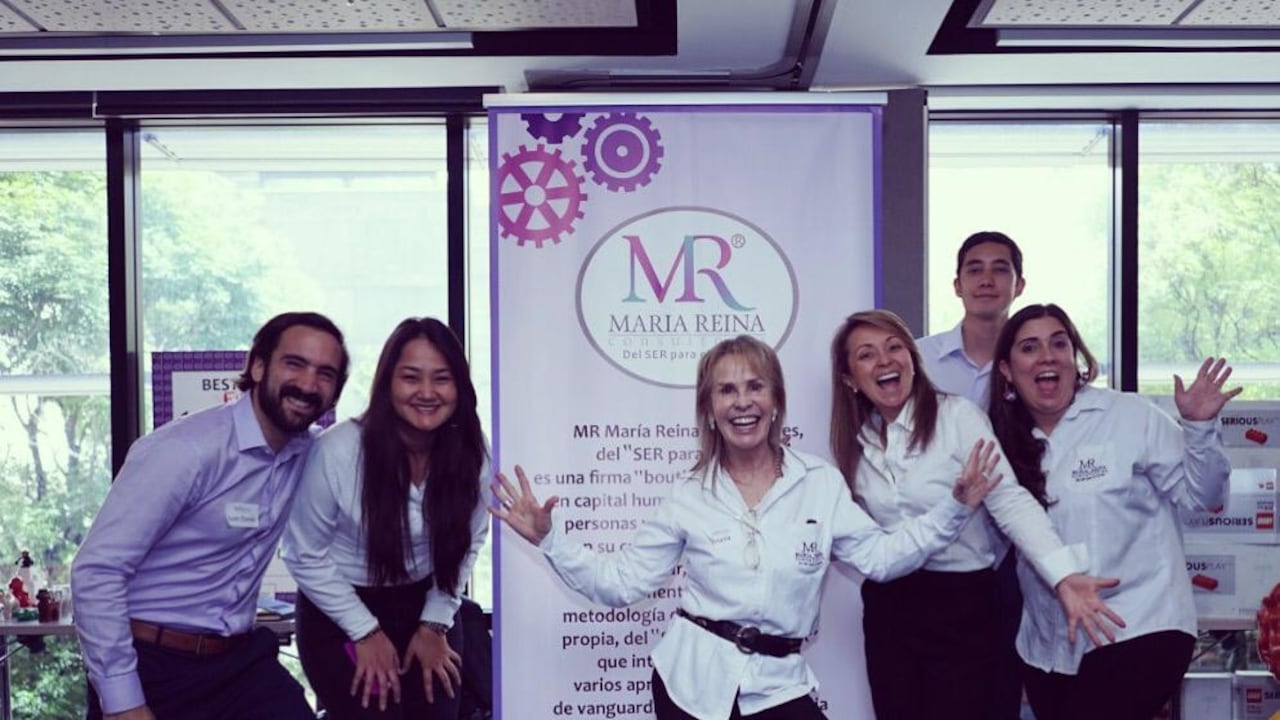 María Reina CEO de María Reina Consultores y su equipo
