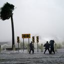 Un equipo de reporteros y camarógrafos cerca del lago Pontchartrain, en Nueva Orleans, el domingo 29 de agosto de 2021, previo a la llegada del huracán Ida. (AP Foto/Gerald Herbert)