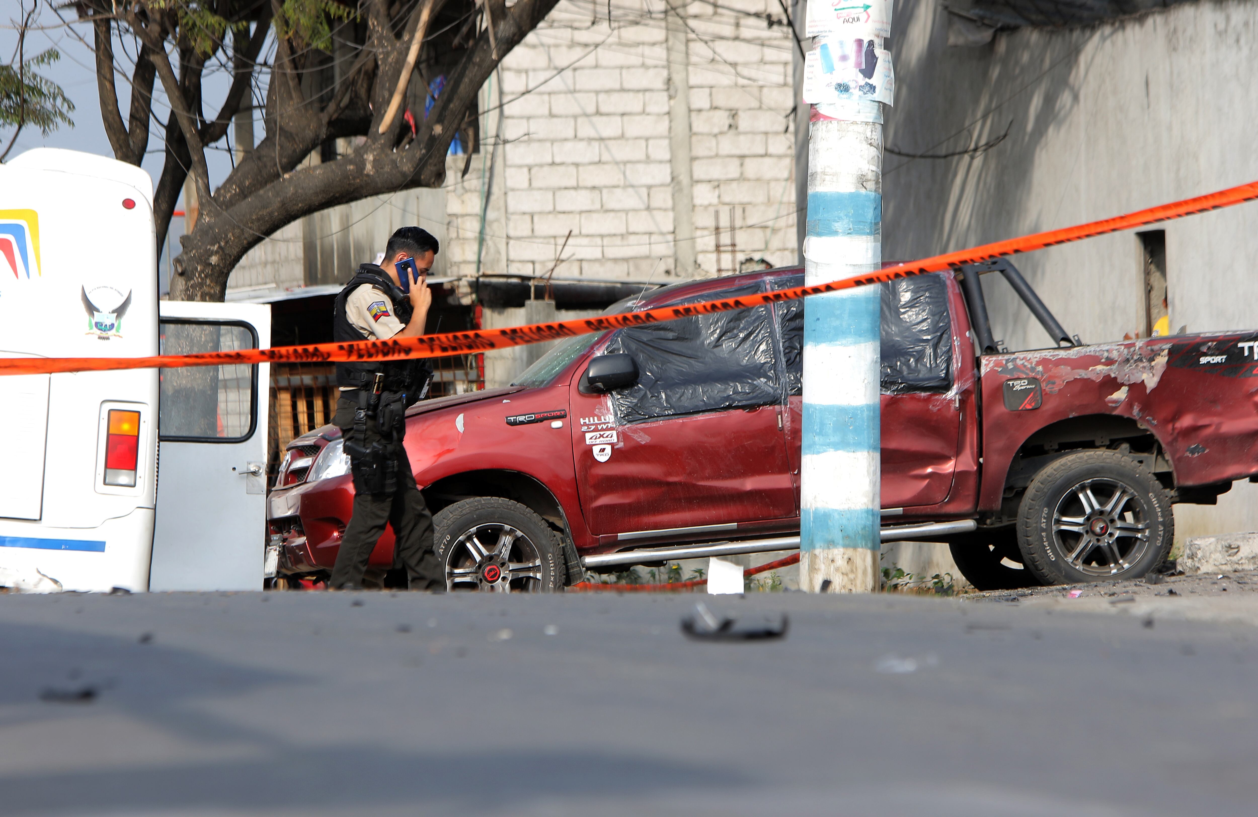 Autoridades ecuatorianas tras atentado de carro bomba en Guayaquil.