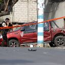 Autoridades ecuatorianas tras atentado de carro bomba en Guayaquil.