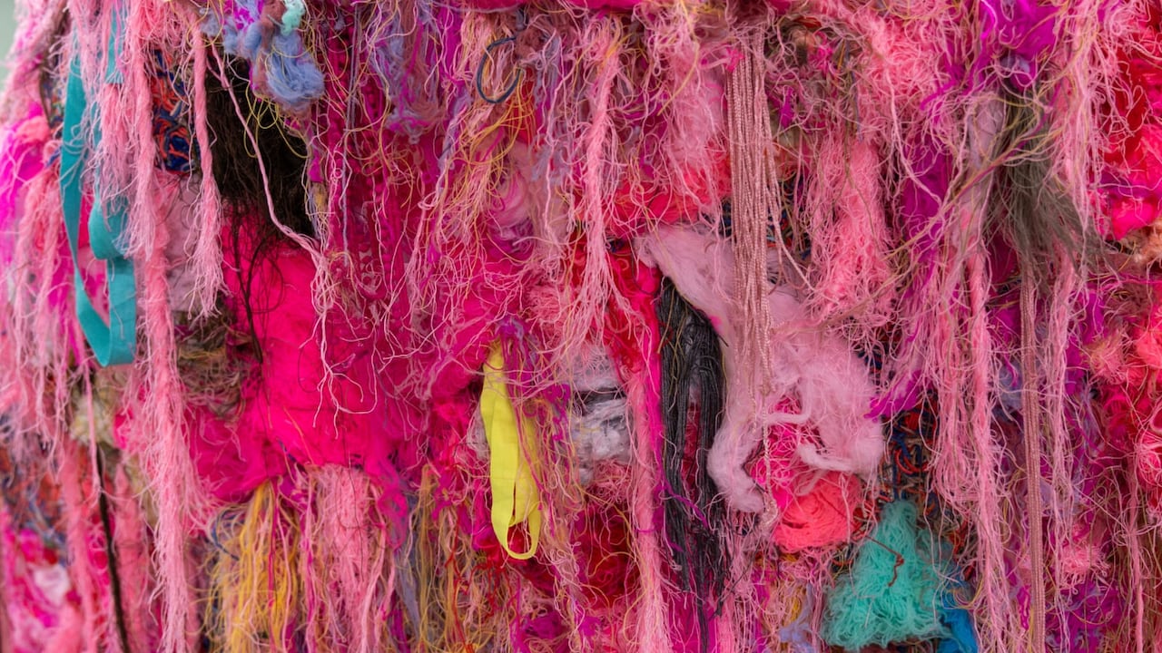 'Arquitectura emocional: Cobijos y Moradas' es una propuesta transdisciplinar que parte de una investigación sobre la arquitectura emocional y su potencial para generar experiencias simbólicas, sensoriales y colaborativas.