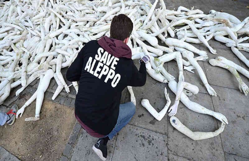 Como protesta a la bomba detonada por los rebeldes sirios en el oeste de Aleppo, un grupo de activistas prosirios arrojan una serie de maniquís en las afueras de la embajada de Rusia en Londres.