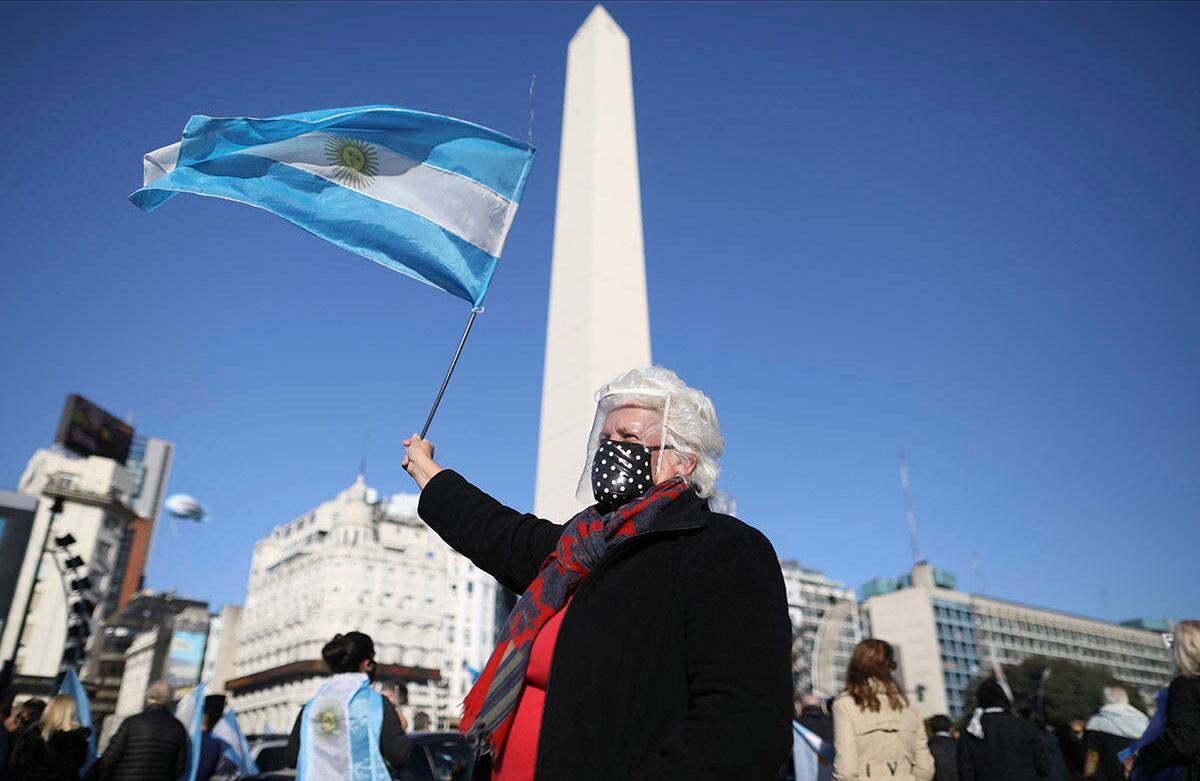 Una mujer protesta contra las políticas de cuarentena del gobierno para contener el coronavirus en Buenos Aires, Argentina, el lunes 17 de agosto. Los manifestantes dijeron que consideran las restricciones como una violación de su libertad personal. Foto: Natacha Pisarenko / AP 