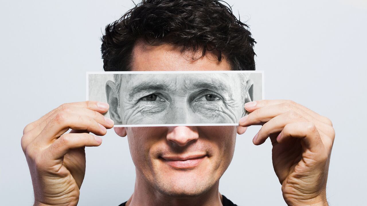 La investigación en Nature Aging muestra dos periodos críticos en el proceso de envejecimiento.